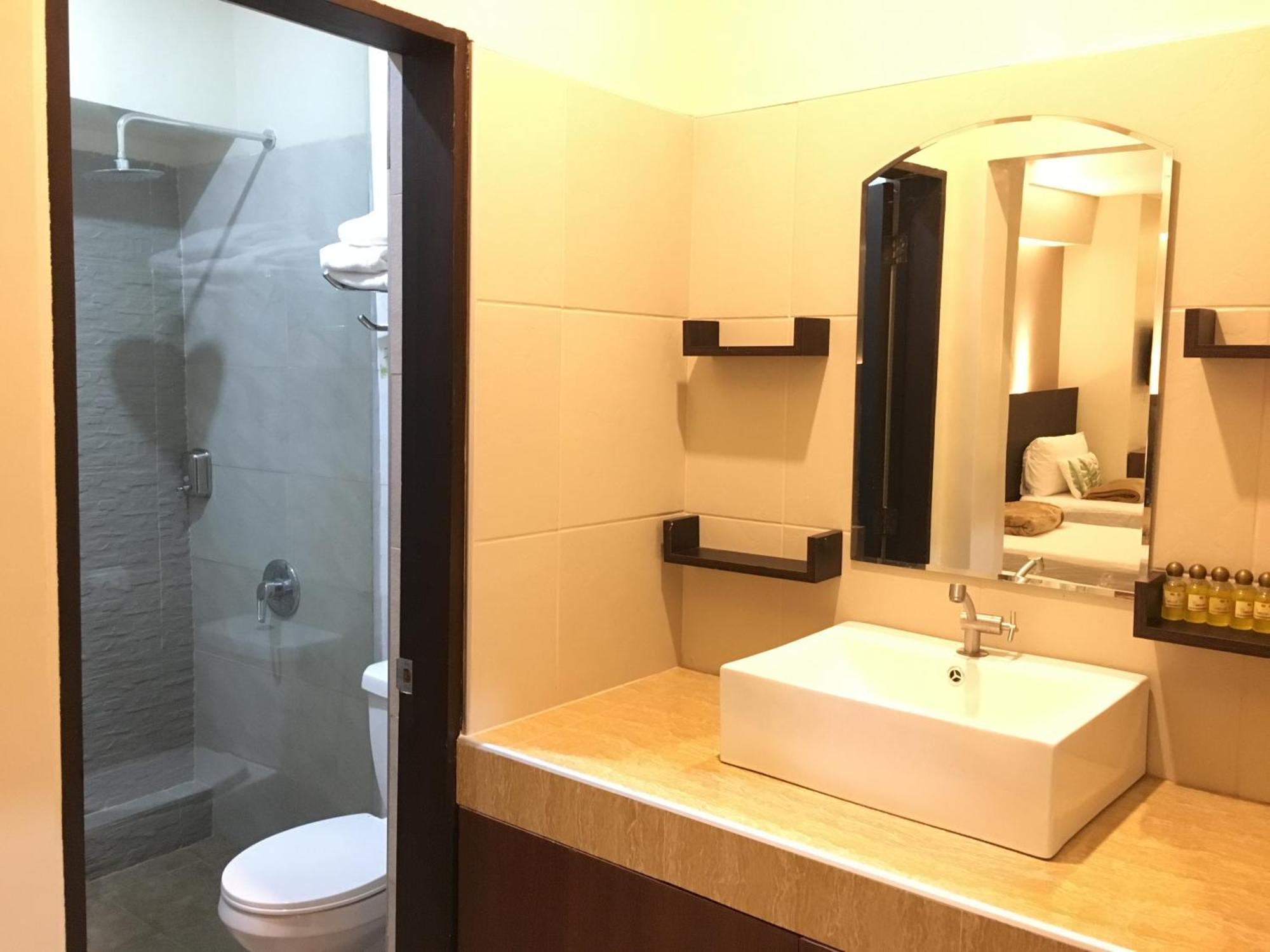 Eon Centennial Resort Hotel & Waterpark Ілоіло Номер фото