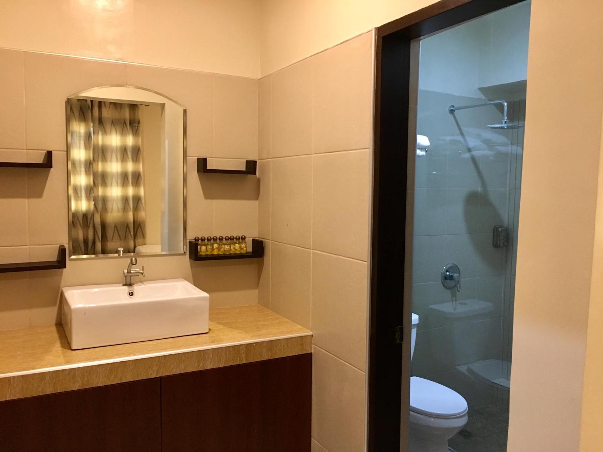 Eon Centennial Resort Hotel & Waterpark Ілоіло Номер фото