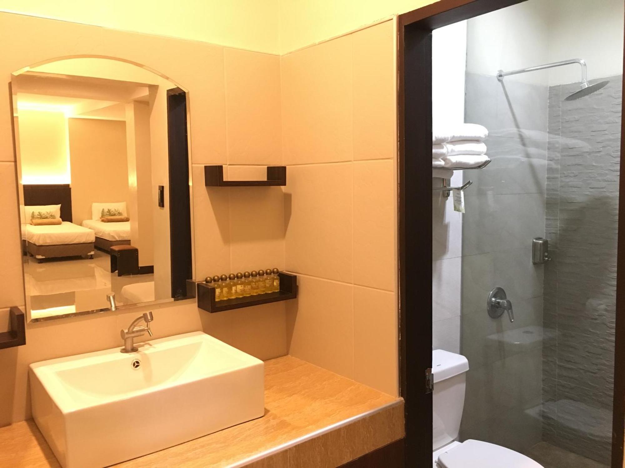 Eon Centennial Resort Hotel & Waterpark Ілоіло Номер фото